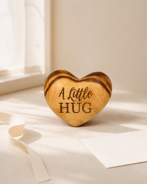 Holzherz A Little Hug in einer ruhigen Geschenkszene