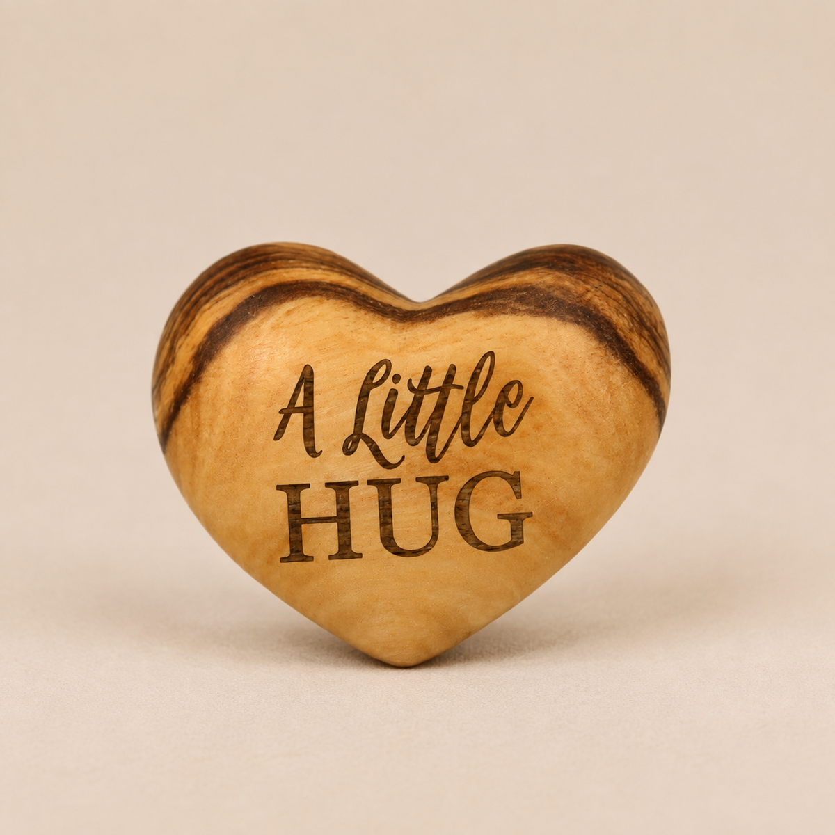 Holzherz mit Schriftzug A Little Hug