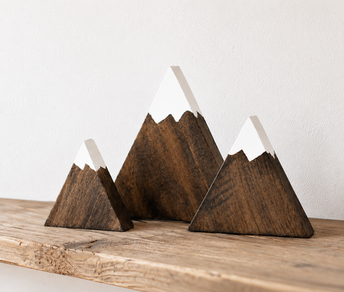 Dreiteilige Berg-Holzdeko in dunklem Holzton