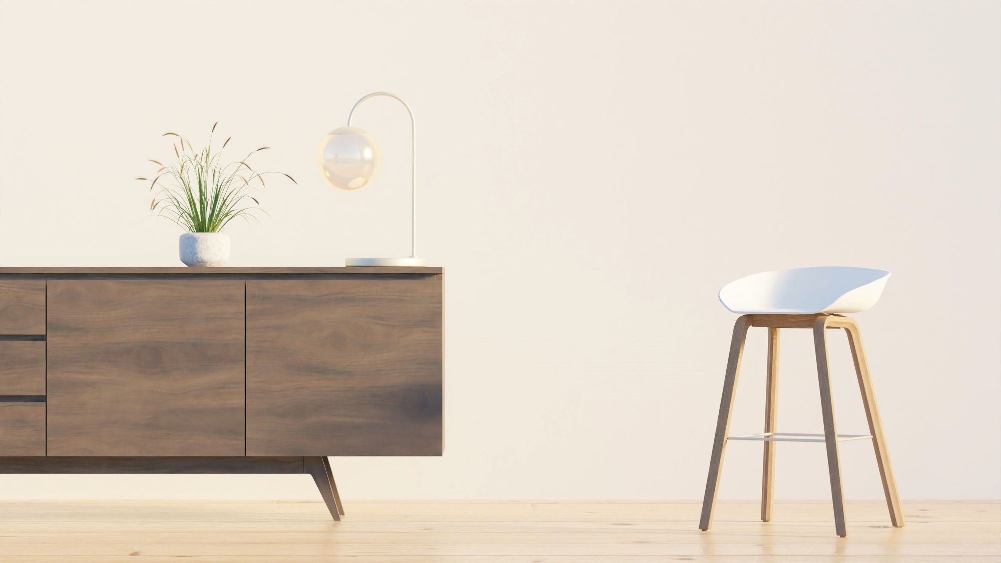 Heller minimalistischer Wohnraum mit Sideboard aus Holz