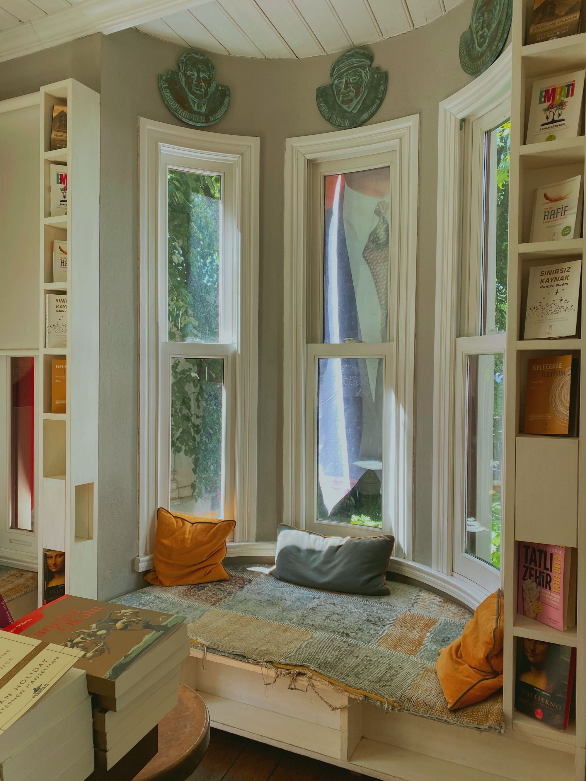 Helle Leseecke mit Kissen und Bücherregalen